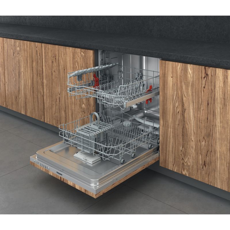 Hotpoint HIE2B19UK Slimline Freestanding Dishwasher